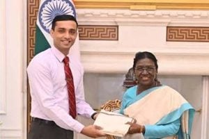 ন্যাশনাল ক্রাশ! কেন ইচ্ছা থাকলেও বিয়ে করতে পারেননি প্রেসিডেন্ট মুর্মুর প্রাক্তন এডিসি ঋষভ?