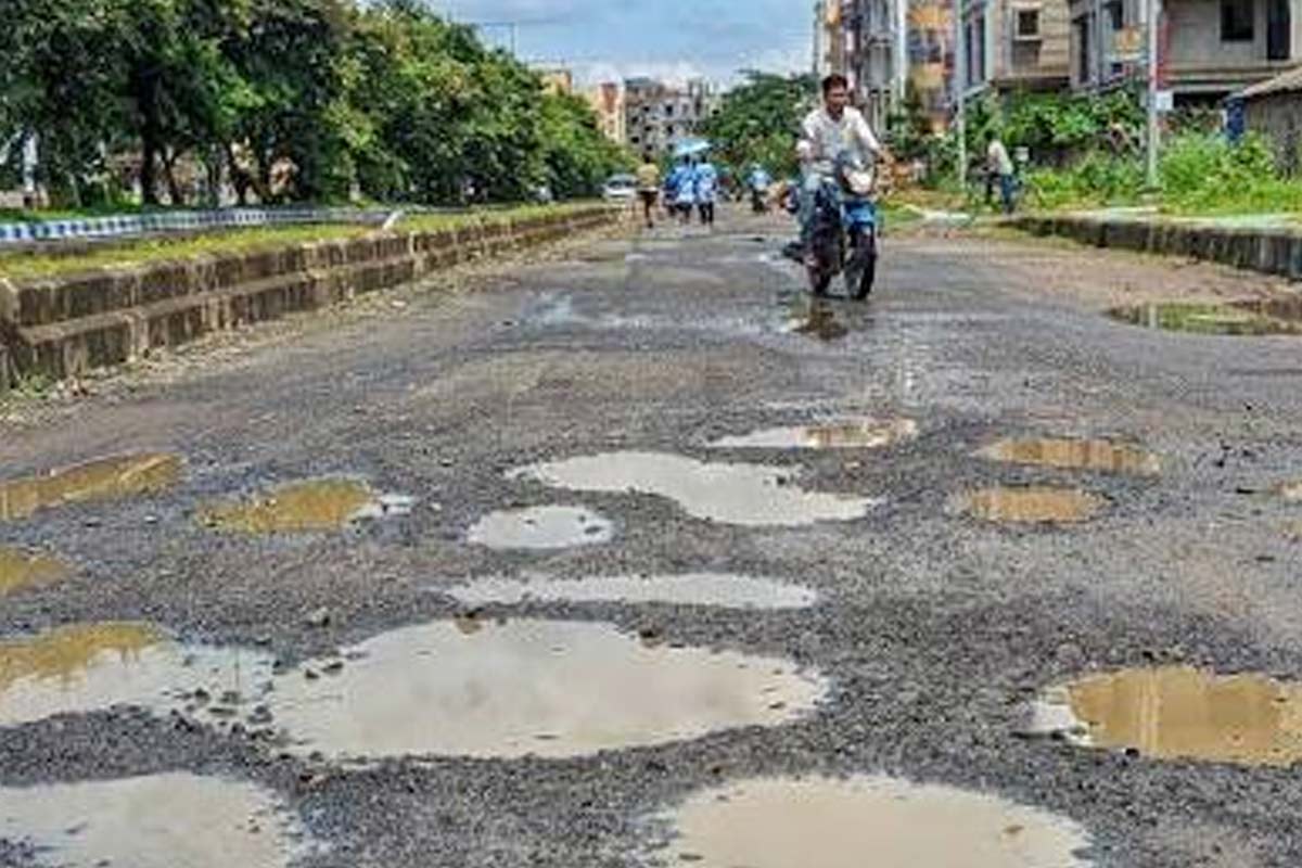 পুজোর আগে বেহাল পিচ রাস্তা মেরামত, বিধায়কদের সঙ্গে বৈঠকে কী জানালেন পুর ইঞ্জিনিয়াররা?