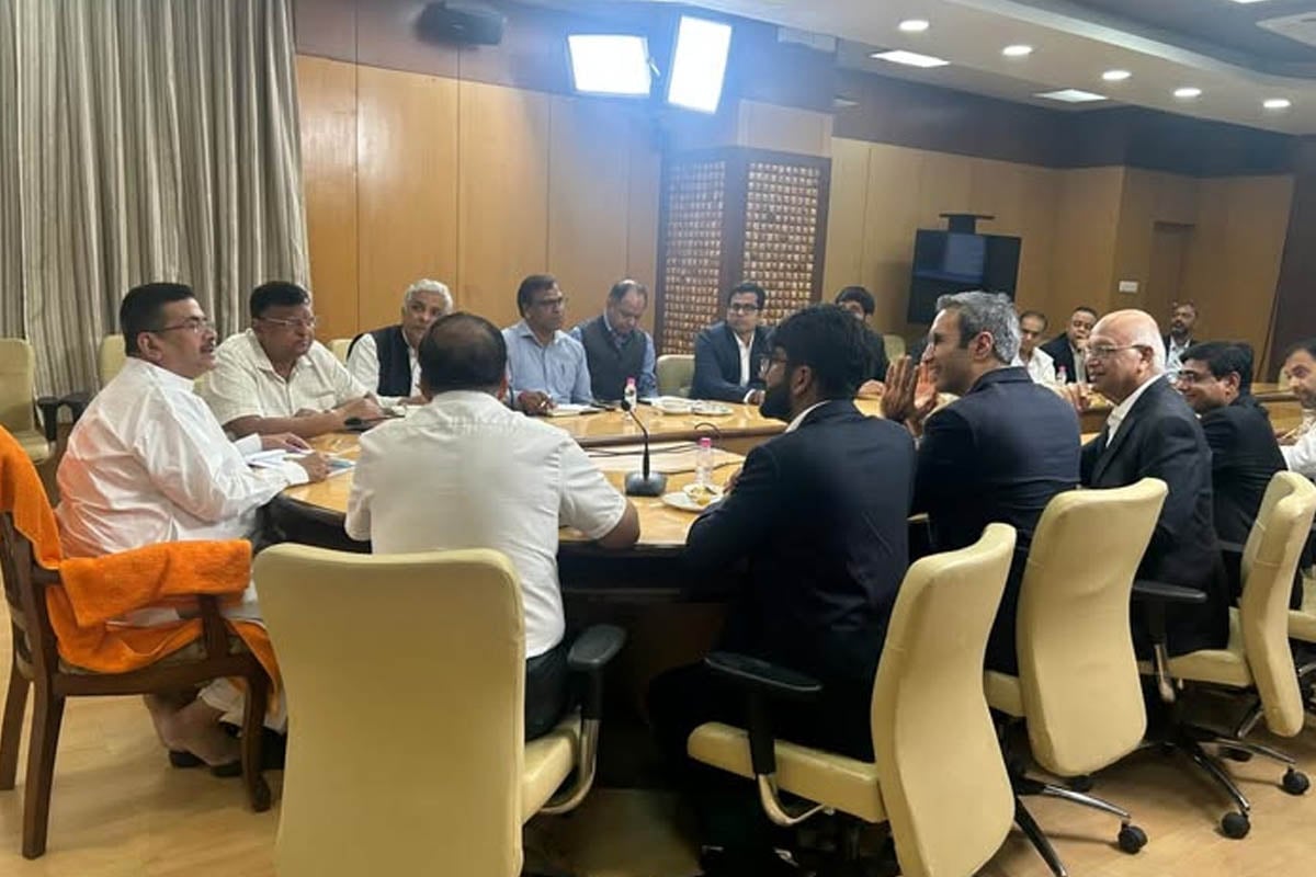 রাজ্যে আম্বানিদের বিনিয়োগ! রিলায়েন্স কর্তাদের সঙ্গে নবান্নে বৈঠক মুখ্যমন্ত্রীর, বললেন, ‘ঢপবাজি বন্ধ, এবার শুধু কাজ’