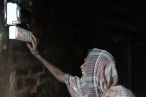 স্বাধীনতার ৭৯ বছরেও মেলেনি বিদ্যুৎ, বিধায়কের উদ্যোগে অবশেষে বৃদ্ধ দম্পতির ঘরে জ্বলল আলো