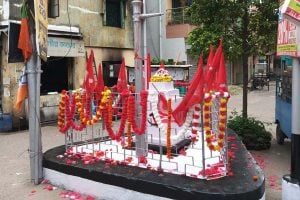 হাওড়ায় শহিদ বেদীর সামনে বিজেপির পতাকা খুলল সিপিএম! পালটা রাতেই পার্টি অফিসে উত্তেজনা