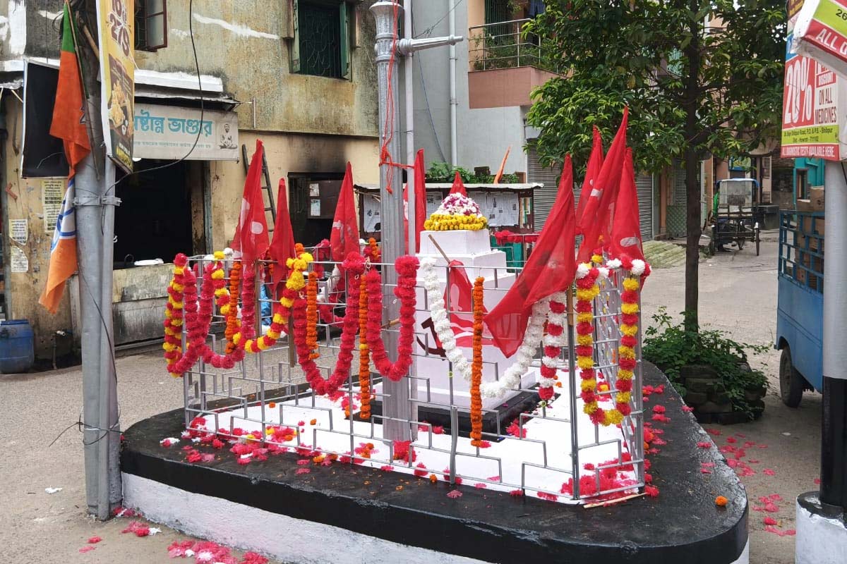 হাওড়ায় শহিদ বেদীর সামনে বিজেপির পতাকা খুলল সিপিএম! পালটা রাতেই পার্টি অফিসে উত্তেজনা