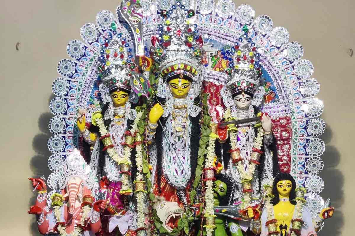 তিন হাতের দুর্গা! বাংলার এই পুজোর সঙ্গে জড়িয়ে অলৌকিক কাহিনি