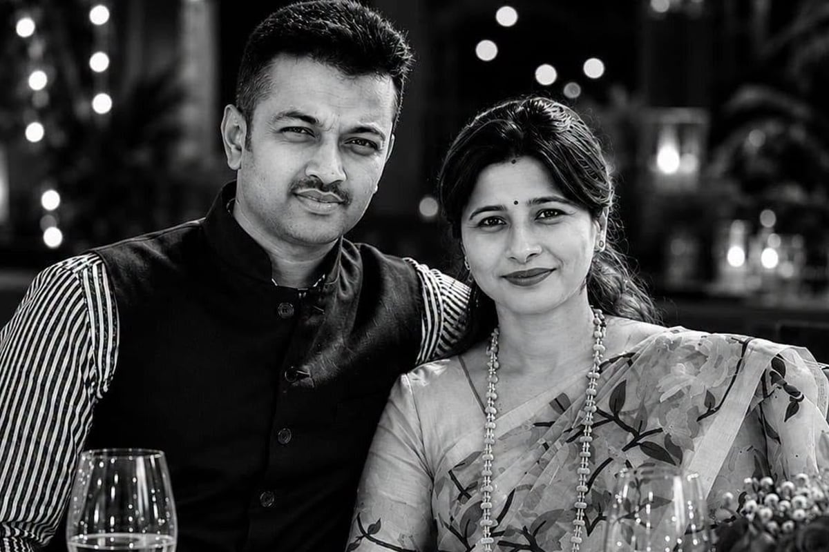 নেপাল বিপর্যয়ে নিখোঁজ স্ত্রী, ফেসবুক ডিপিতে সস্ত্রীক শুভ্রাংশুর সাদা-কালো ছবিতে কীসের ইঙ্গিত?