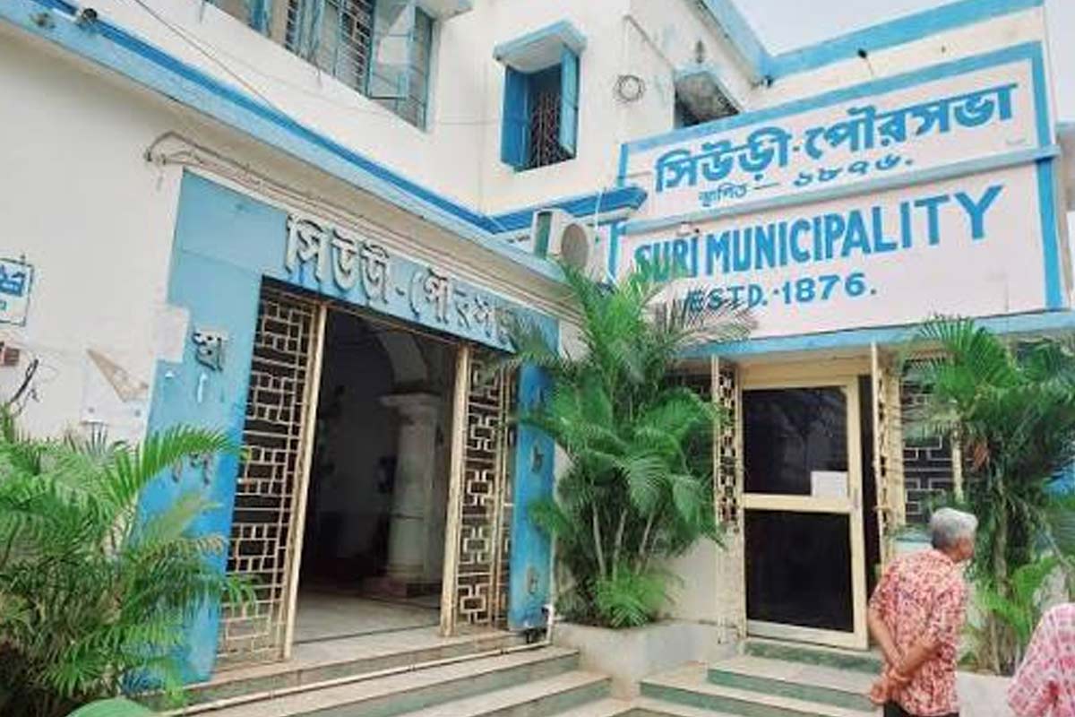 বিধবা ভাতায় নাম যুবকদের, অযোগ্যরা পেয়েছেন বার্ধক্য ভাতা! সিউড়ি পুরসভায় ভুরি ভুরি দুর্নীতির অভিযোগ