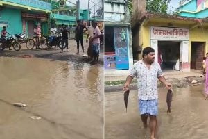 রাস্তা নাকি দিঘি বোঝা দায়! সুতির রাজ্য সড়কে জাল ফেলে মাছ ধরলেন গ্রামবাসী