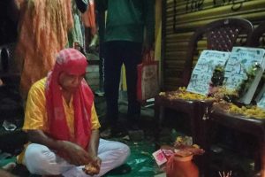 জোড়াফুলের শ্রাদ্ধ! তৃণমূলের প্রতীক ‘মৃত্যু’তে পুরোহিত ডেকে অভিনব কর্মসূচি বিজেপির