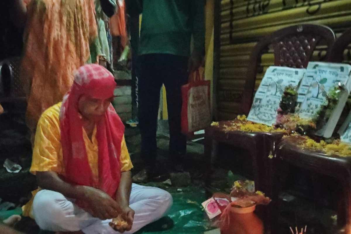 জোড়াফুলের শ্রাদ্ধ! তৃণমূলের প্রতীক ‘মৃত্যু’তে পুরোহিত ডেকে অভিনব কর্মসূচি বিজেপির