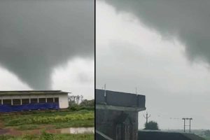 নিম্নচাপের বৃষ্টির মাঝে ‘মিনি টর্নেডো’র দাপট ঝাড়গ্রামে! ১০ মিনিটে লন্ডভন্ড একাধিক গ্রাম