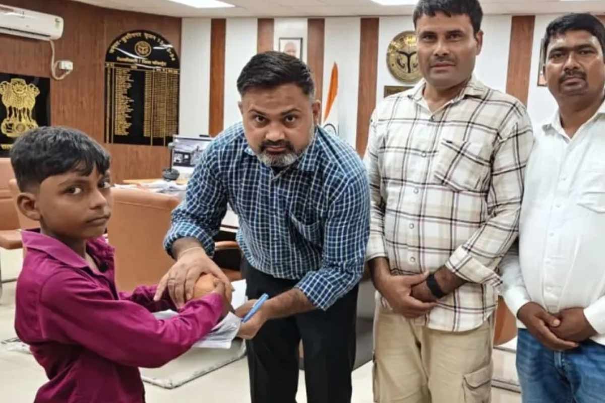 সঞ্চয় ছোট, হৃদয় বড়! নেপালের পাশে দাঁড়াতে পিগি ব্যাঙ্ক ভেঙে অর্থ দিল উত্তরপ্রদেশের আলফাজ