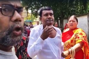 স্কুলের ২২ লক্ষ টাকা তছরুপ! বাগদায় তৃণমূল প্রধানকে ‘ডিম থেরাপি’, ছেঁড়া হল জামা