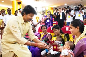 জন্মালেই সোনার আংটি দিচ্ছেন বিজয়, অথচ দুধের জন্য তামিলনাড়ুতে হাহাকার!
