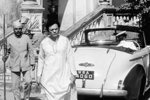 ঝাড়গ্রাম রাজবাড়িতে ছবির শুটিংয়ে ‘উত্তম স্মৃতি’, রাজবাড়ির দরজা খোলার আর্জি অনুরাগীদের