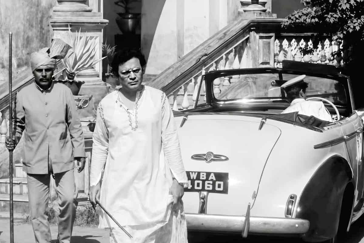 ঝাড়গ্রাম রাজবাড়িতে ছবির শুটিংয়ে ‘উত্তম স্মৃতি’, রাজবাড়ির দরজা খোলার আর্জি অনুরাগীদের