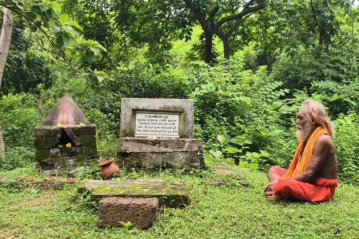 গড় জঙ্গলের এই বেদিতেই বিশ্বের প্রথম দুর্গাপুজো! রাজা সুরথের পৌরাণিক গাথা আজও ছুঁয়ে আছে দুর্গাপুরের গ্রাম