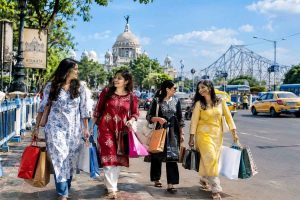 রোদ ঝলমলে আবহাওয়া বঙ্গে, পুজোর কেনাকাটার আদর্শ পরিবেশ! কতদিন থাকবে?