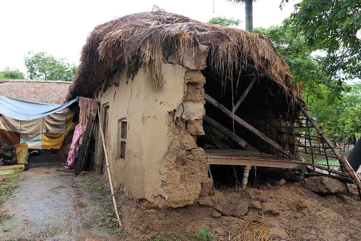 টানা বৃষ্টিতে মাটির দেওয়াল চাপা পড়ে মৃত বাঁকুড়ার ৩, ঘুমন্ত অবস্থায় করুণ পরিণতি!