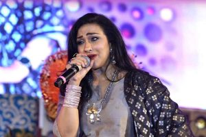 মাচা শো-তে ‘বেসুরো’ গান গেয়ে হাসির খোরাক, সমালোচকদের কী জবাব ঋতুপর্ণার?