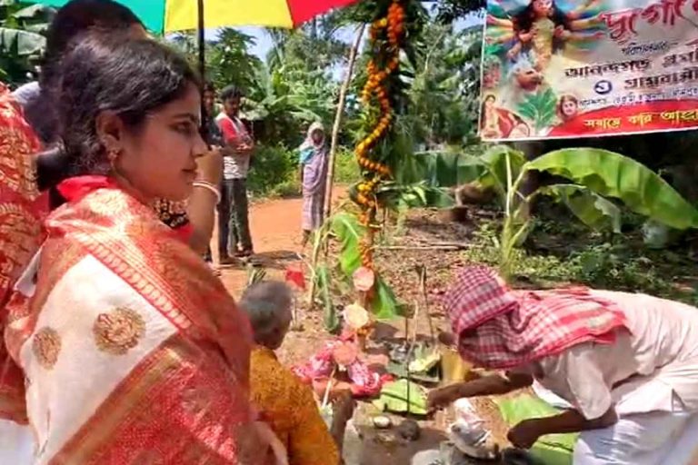 অন্নপূর্ণার ৩ হাজারেই প্রথমবার গ্রামে বাজবে পুজোর ঢাক, ‘দেবী’দের হাতেই হবে দুর্গার আরাধনা