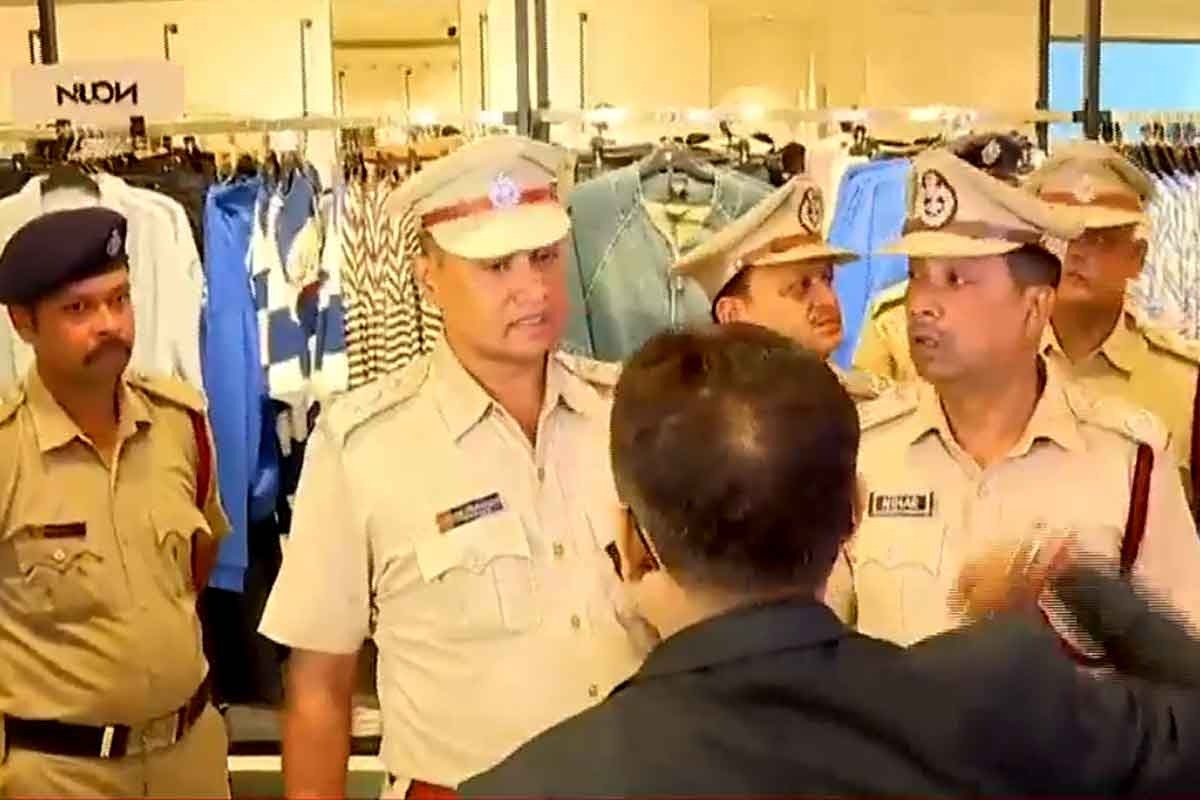 কলকাতার একাধিক শপিং মলে পুলিশ-দমকল, ‘অখাদ্য’র পর অগ্নিসুরক্ষা ব্যবস্থা খতিয়ে দেখতে অভিযান