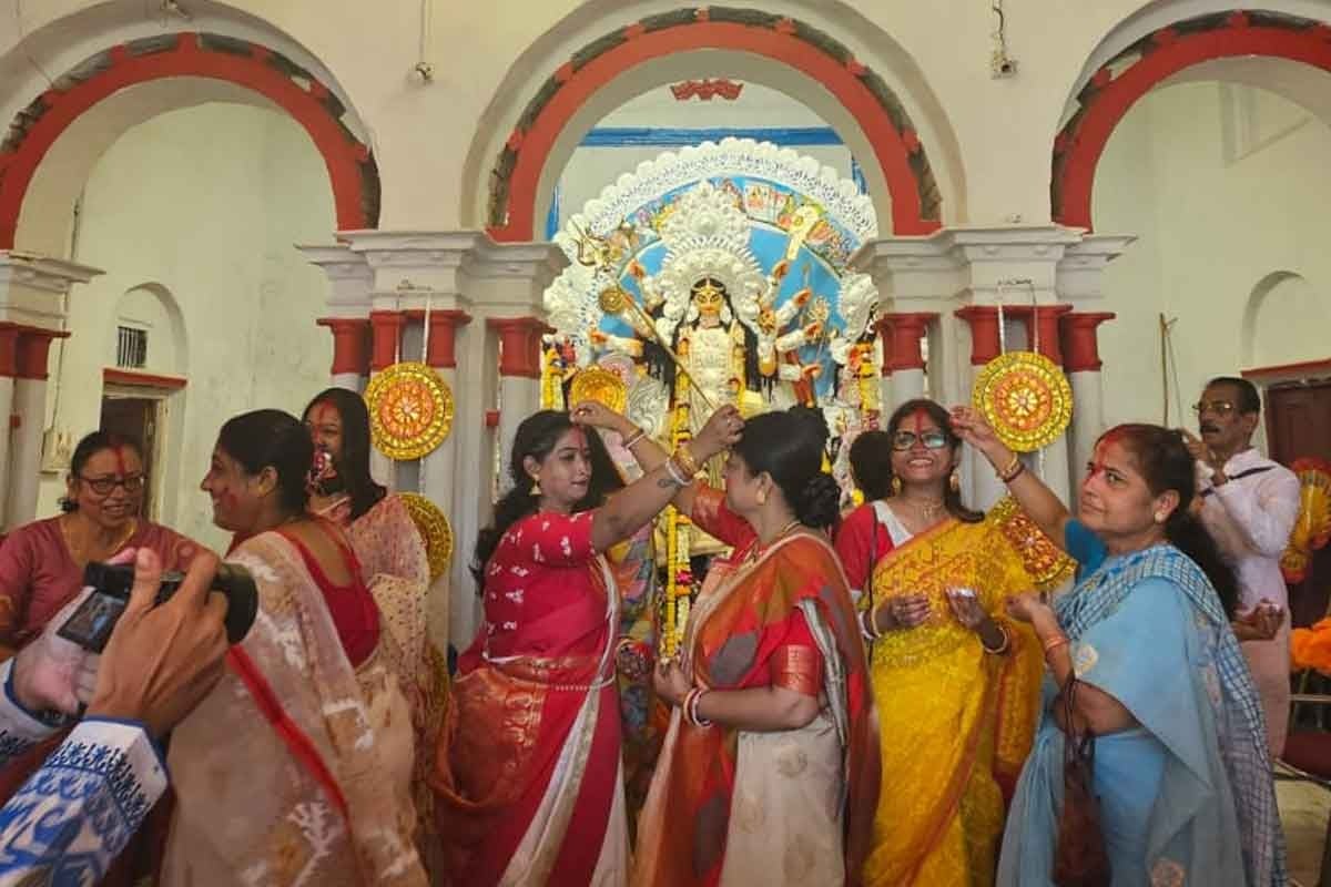 অষ্টমীতেই সিঁদুর খেলায় মাতেন সবাই, সাঁকরাইলের পালবাড়ির পুজোর নেপথ্যে করুণ কাহিনি