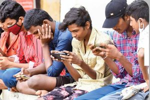 যেচে আলাপ যেন উপদ্রব, বিশ্বজুড়ে ভয়ংকরভাবে বাড়ছে একাকীত্ব