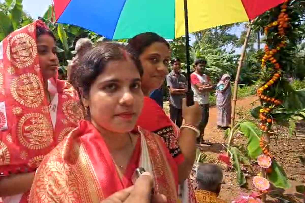 এদিন গ্রামে হইহই করে হল খুঁটিপুজো অনুষ্ঠান। নিজস্ব চিত্র