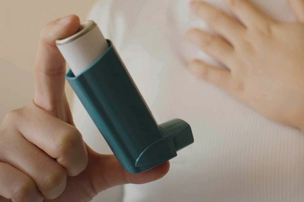 flight asthma attack breathlessness emergency what to do mid air