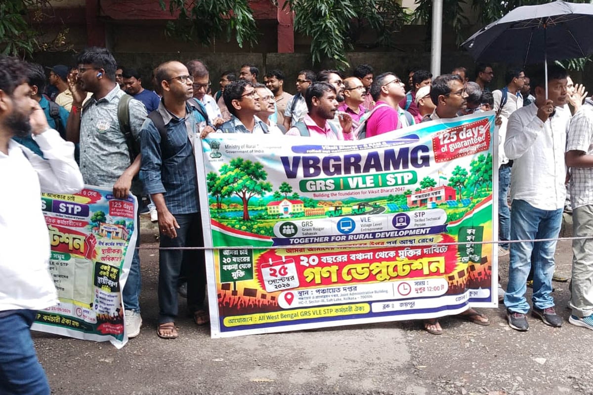 ২০ বছরের বঞ্চনা! বেতন বৃদ্ধি ও স্থায়ীকরণের দাবিতে বাঁকুড়ায় পঞ্চায়েত দপ্তরে ডেপুটেশন