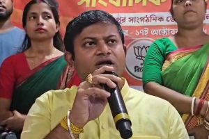 ‘দুর্গাপুজো লেখা না থাকলে স্টল ভেঙে দেব’, শুভেন্দুর বার্তার পরই বামেদের হুঁশিয়ারি বিজেপি বিধায়কের