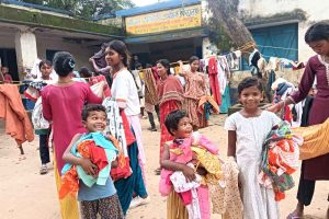 দু’টাকায় পুজোর জামা, ১০ টাকার ডিটারজেন্ট ফ্রি! দুস্থ খুদেদের মুখে হাসি ফোটাচ্ছেন বীরভূমের মাস্টারমশাই