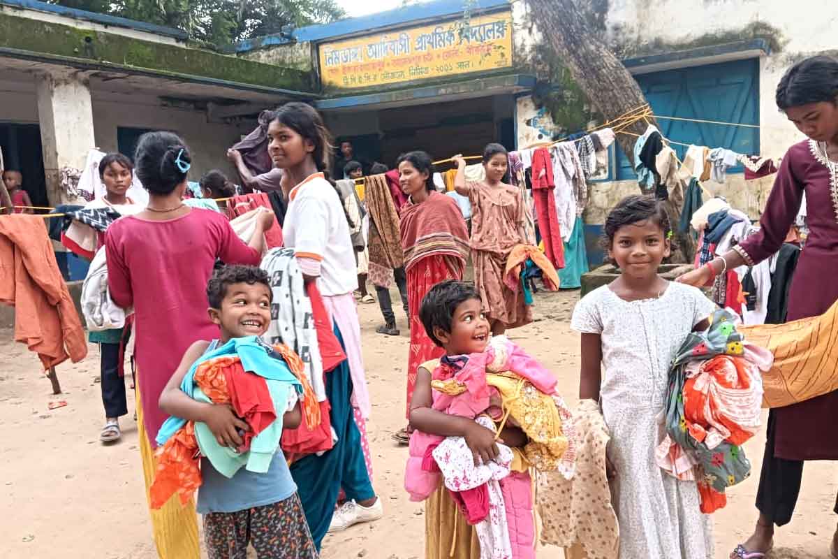 দু’টাকায় পুজোর জামা, ১০ টাকার ডিটারজেন্ট ফ্রি! দুস্থ খুদেদের মুখে হাসি ফোটাচ্ছেন বীরভূমের মাস্টারমশাই