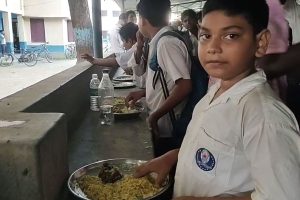 চ্যাম্পিয়ন হওয়ার পুরস্কার, মিড ডে মিলে ৪০০ পড়ুয়াকে বিরিয়ানি খাওয়ালেন প্রধান শিক্ষক