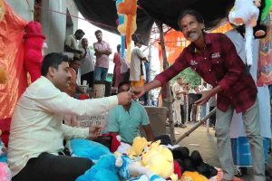 ক্ষমতা পেয়েও ভোলেননি শিকড়, মেলায় বসে পুতুল বিক্রি বিজেপি বিধায়কের!