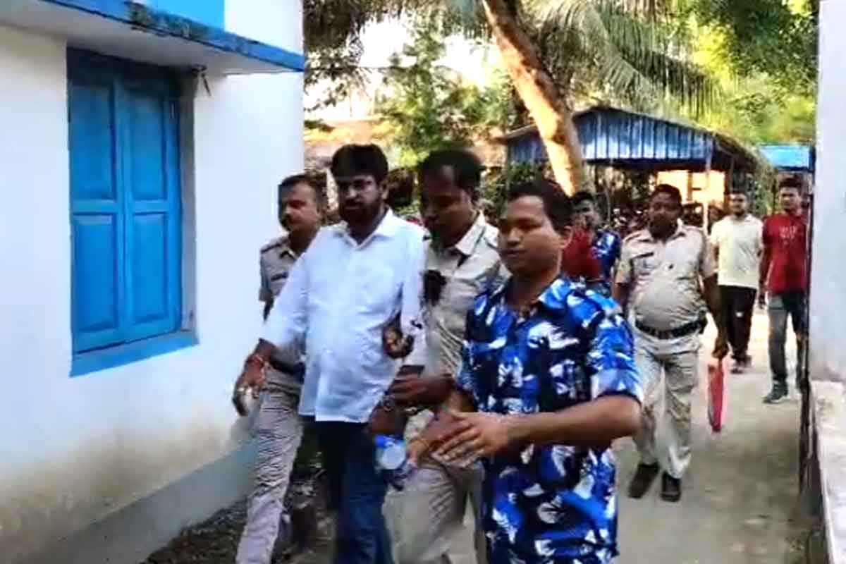 গাড়িতে মিলল বেআইনি অস্ত্র! গ্রেপ্তার বনগাঁর প্রাক্তন তৃণমূল বিধায়ক বিশ্বজিৎ দাস