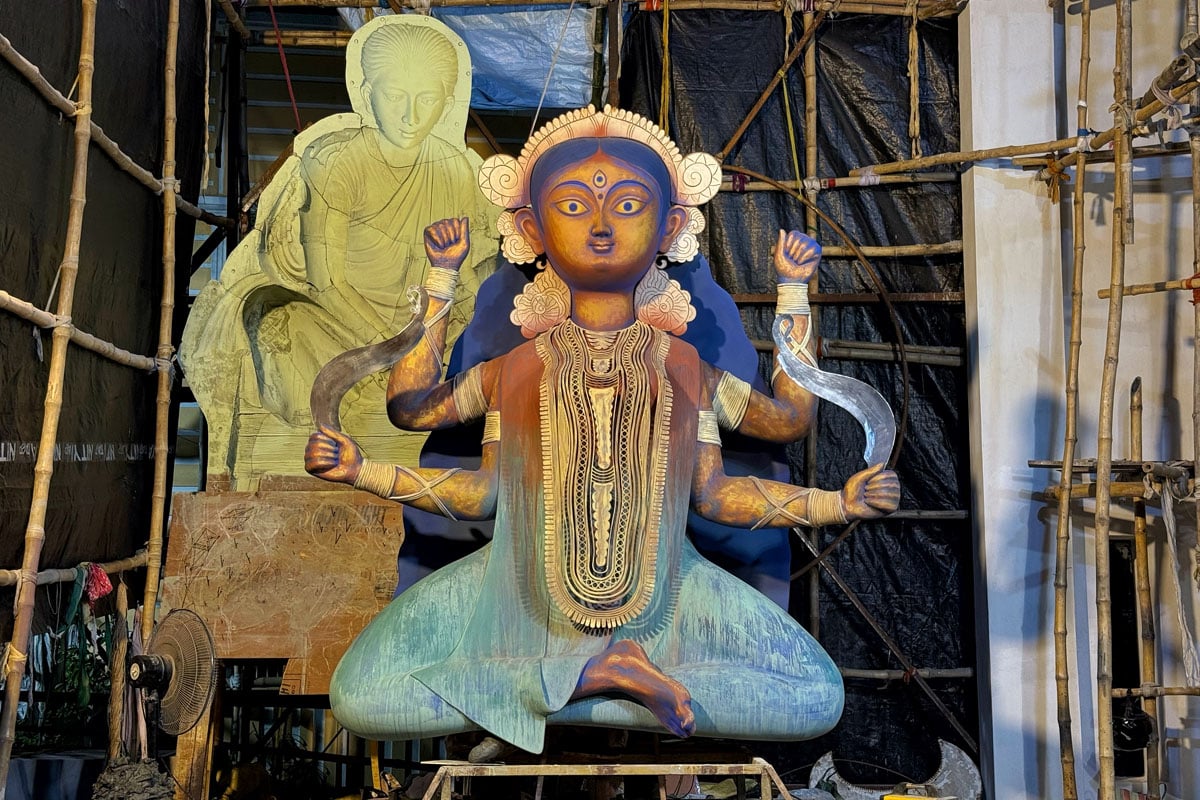 তেলের জন্য তুঙ্গে লড়াই, নাকি কয়লাখনির জীবনযুদ্ধ? বেহালার পুজোয়  থিমে জোর টক্কর
