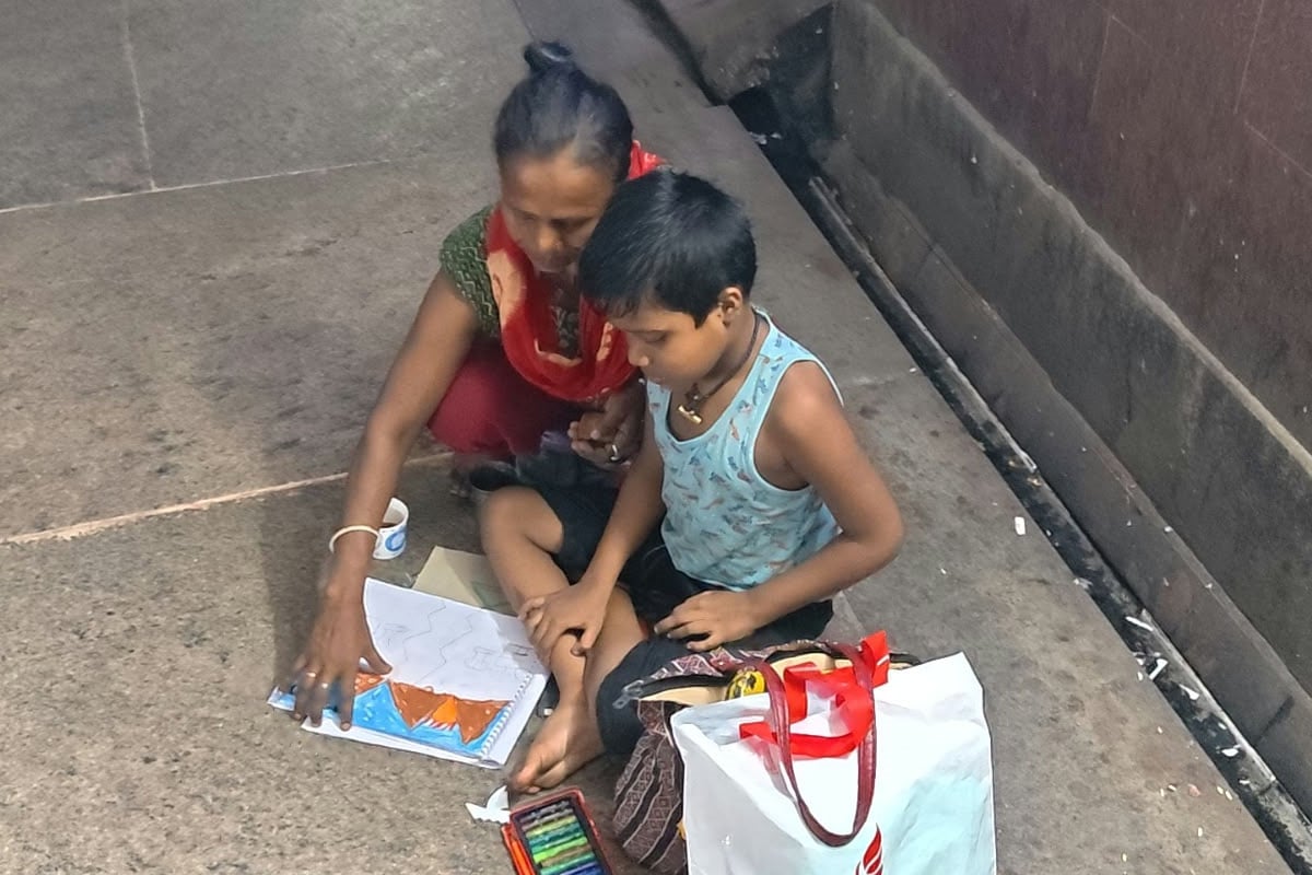 ভিক্ষাপাত্র দমাতে পারেনি পড়াশুনোর অদম্য জেদ, স্টেশনেই বাড়ছে ‘দুর্গার বিদ্যাসাগর’
