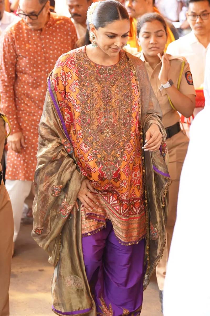 Deepika Padukone visits Siddhivinayak with Ranveer Singh and family