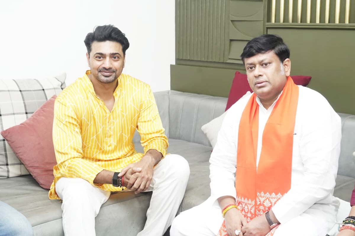 Sukanta Majumdar visits Dev’s house for Ganesh Puja