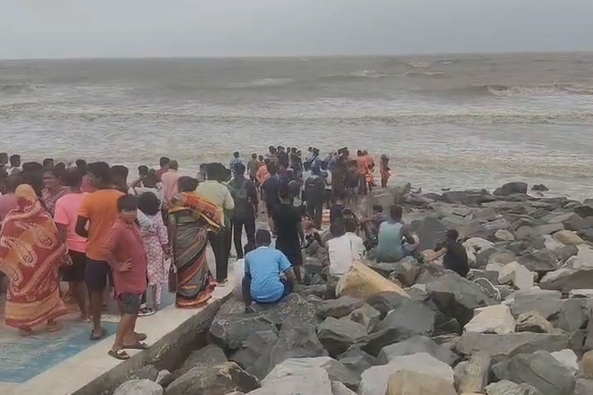 উত্তাল সমুদ্রে নামাই হল কাল! দিঘায় বেড়াতে গিয়ে তলিয়ে গেল নৈহাটির নাবালিকা