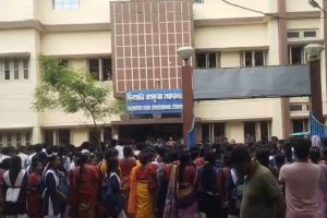 ছাত্রীকে অশালীন স্পর্শে জেলে শিক্ষক, ‘মিথ্যা’ অভিযোগ দাবি করে স্যরের মুক্তির দাবিতে পথে পড়ুয়ারা