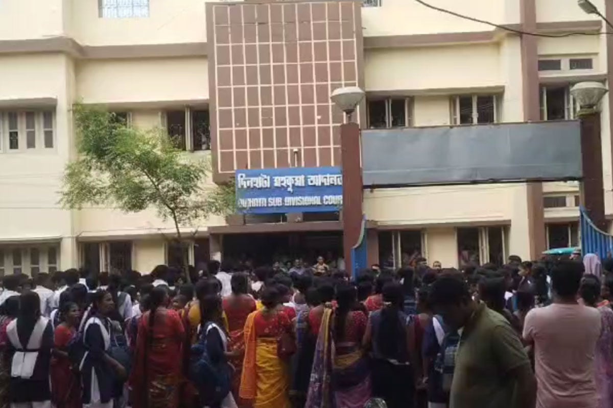 ছাত্রীকে অশালীন স্পর্শে জেলে শিক্ষক, ‘মিথ্যা’ অভিযোগ দাবি করে স্যরের মুক্তির দাবিতে পথে পড়ুয়ারা