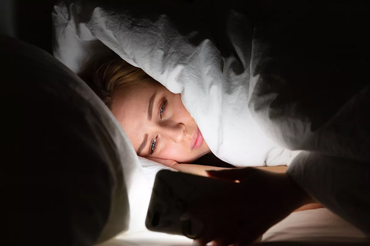 why you cant stop doomscrolling at night