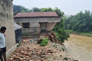 হিংলো নদীতে ভাঙন, দুবরাজপুরে নদী গর্ভে ১৮টি বাড়ি! প্লাবিত ঘাটালে চলছে নৌকা