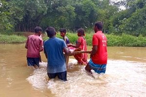 খাটিয়ায় রোগী নিয়ে খাল পারাপার! প্রতিকূলতা-সংগ্রামই যেন জীবনের অঙ্গ দুবরাজপুরের ‘সেতুহীন’ গ্রামে