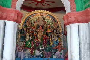 দুর্গার উপরে বিরাজমান মা গঙ্গা, সামশেরগঞ্জের জমিদার বাড়ির ‘বাইশ পুতুলের পুজো’র মাহাত্ম্য কী?