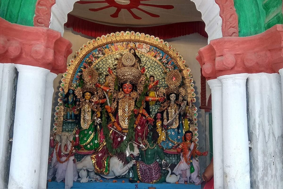 দুর্গার উপরে বিরাজমান মা গঙ্গা, সামশেরগঞ্জের জমিদার বাড়ির ‘বাইশ পুতুলের পুজো’র মাহাত্ম্য কী?