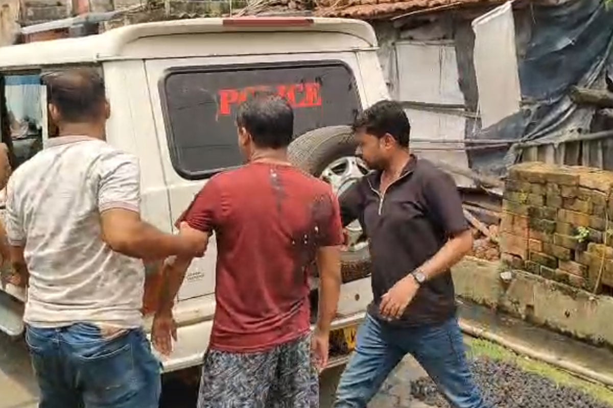 নথিপত্র নিয়ে আবাসের বাড়ি চুরি? মোটা টাকা আত্মসাৎ! তৃণমূল নেতাকে ঘিরে ‘ডিমথেরাপি’ দুর্গাপুরে