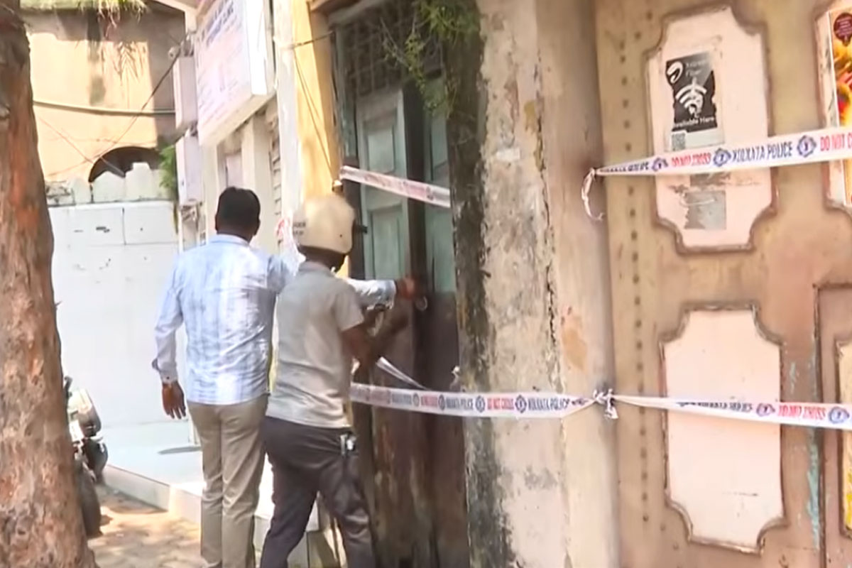 ফের কলকাতায় ভেঙে পড়ল পুরনো বাড়ি! এন্টালিতে সাতসকালে আতঙ্ক