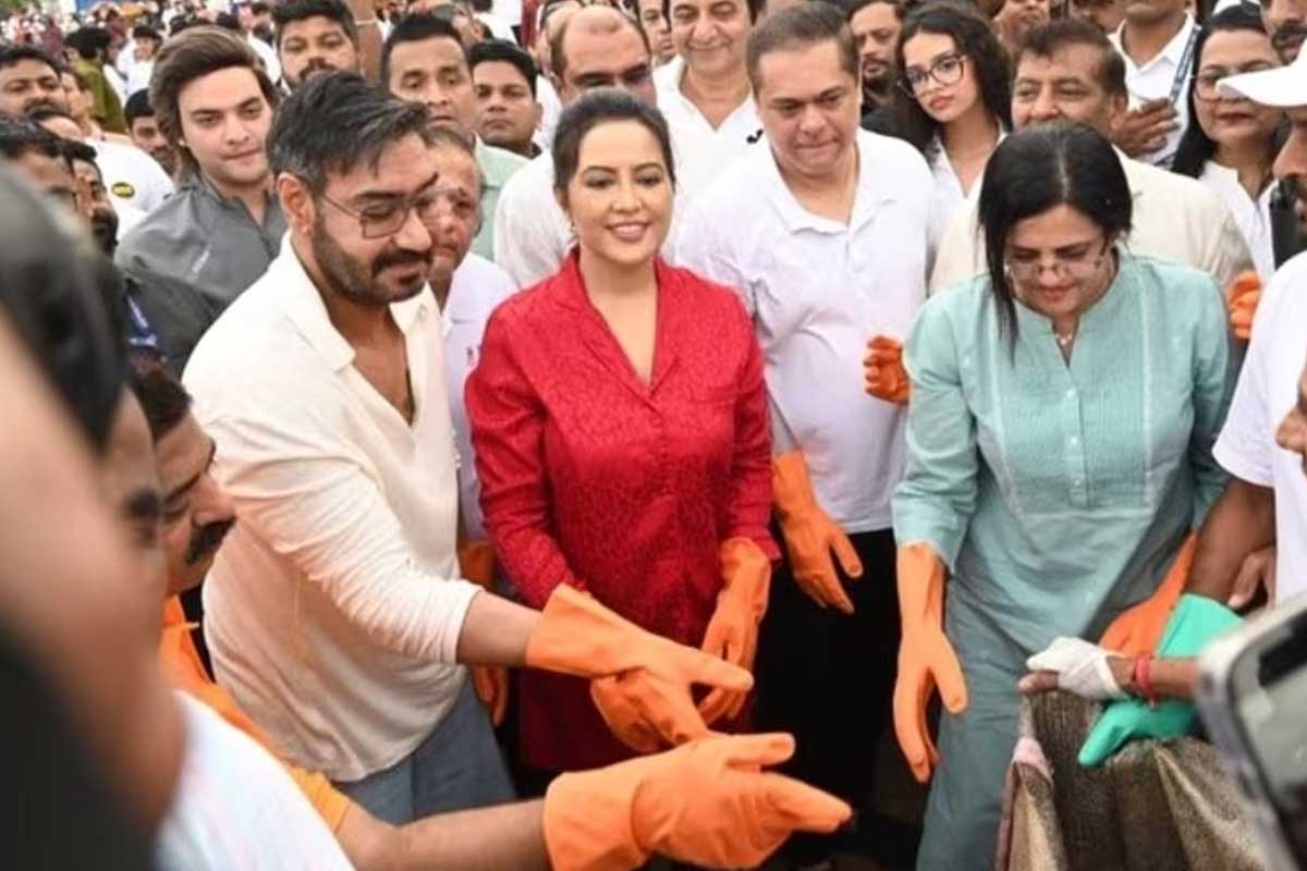 গুটখা-বাংলো বিতর্কের মাঝেই ফড়নবিশের স্ত্রীর সঙ্গে বিচ সাফাই, ‘সিংহম’ অজয়ের ভূমিকায় মুগ্ধ ভক্তমহল
